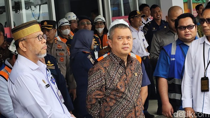 Menteri Perhubungan Dudy Purwagandi (tengah).