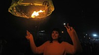 Orang-orang menyalakan lentera harapan saat merayakan Chaharshanbe Souri sebelum memasuki Tahun Baru Nowruz. Orang-orang menyalakan lentera harapan saat merayakan Chaharshanbe Souri sebelum memasuki Tahun Baru Nowruz.
