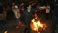 Mereka menari mengelilingi api yang berada di tengahnya.