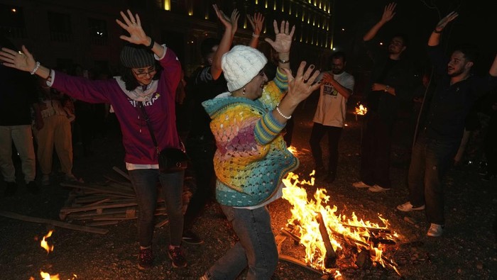Meriahnya Warga Iran Sambut Tahun Baru Persia Iranians dance while celebrating Chaharshanbe Souri, or Wednesday Feast, an ancient Festival of Fire on the eve of the last Wednesday of the Persian year, in Tehran, Iran, Tuesday, March 18, 2025. (AP Photo/Vahid Salemi)