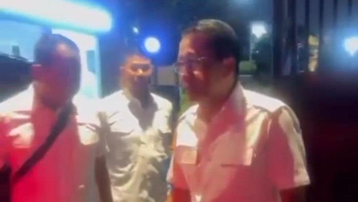 Momen Menkum Supratman mencari-cari pendemo mahasiswa yang ternyata pulang duluan