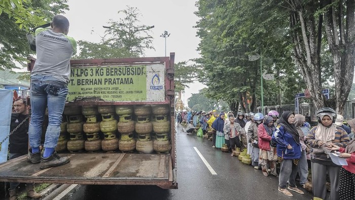 Operasi pasar gas elpiji 3 kg di Jambi Warga membawa gas elpiji 3 kilogram yang dibeli saat operasi pasar dalam rangkaian Gerakan Pangan Murah di kawasan Tugu Keris Siginjai, Kota Baru, Jambi, Rabu (19/3/2025). Penjualan gas elpiji 3 kilogram dengan harga Rp17 ribu per tabung per satu KK tersebut diserbu warga karena jauh lebih murah dibanding harga jual gas di tingkat pengecer atau warung yang mencapai Rp45 ribu per tabung. ANTARA FOTO/Wahdi Septiawan/tom.