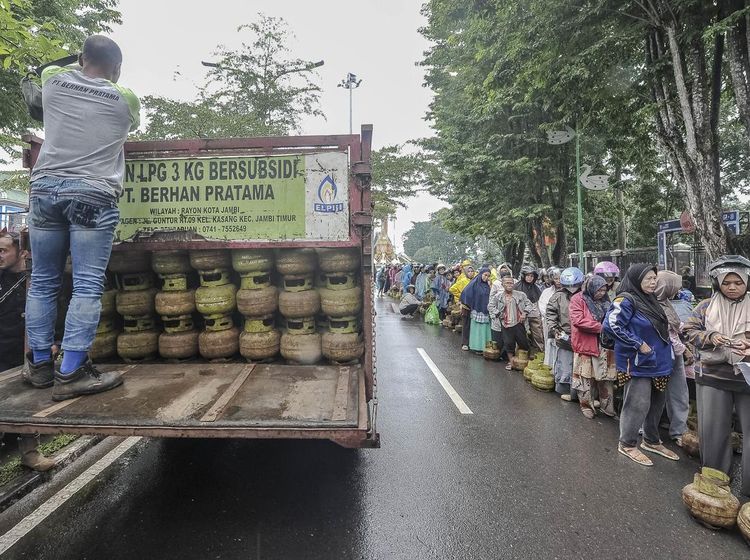 Potret Panjangnya Antrean Pembeli LPG 3 Kg di Jambi