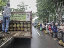 Potret Panjangnya Antrean Pembeli LPG 3 Kg di Jambi