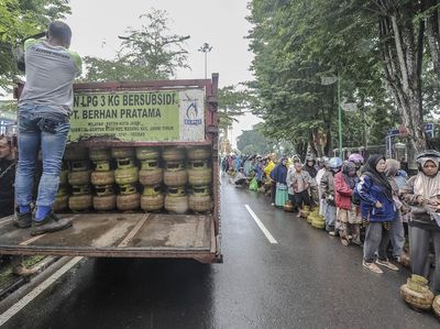 Potret Panjangnya Antrean Pembeli LPG 3 Kg di Jambi