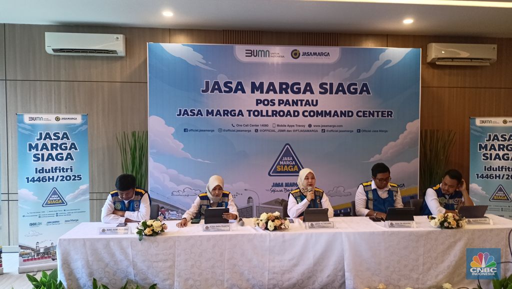 Operation and Maintenance Management Group Head Jasa Marga, Atika Dara Prahita menghimbau kepada masyarakat untuk mudik di waktu-waktu senggang, termasuk di awal sebelum puncak arus mudik saat ditemui di kantornya, Rabu (19/3/2025). (CNBC Indonesia/Ferry Sandi)