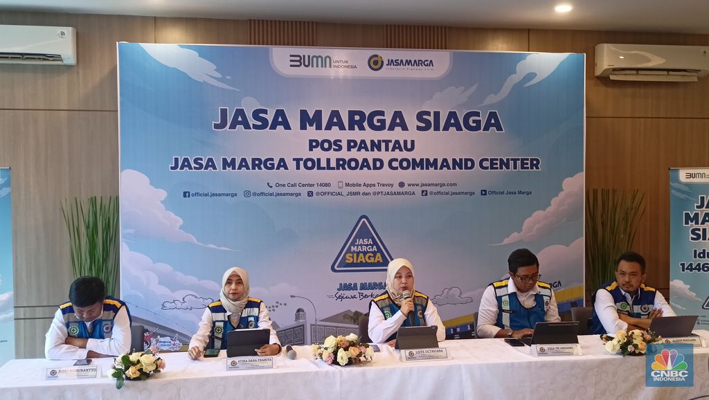 Operation and Maintenance Management Group Head Jasa Marga, Atika Dara Prahita menghimbau kepada masyarakat untuk mudik di waktu-waktu senggang, termasuk di awal sebelum puncak arus mudik saat ditemui di kantornya, Rabu (19/3/2025). (CNBC Indonesia/Ferry Sandi)