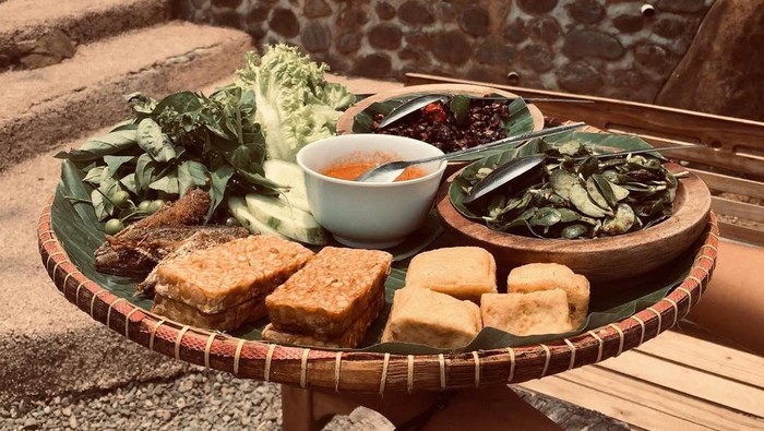 Paket nasi liwet di Saung Eurih.