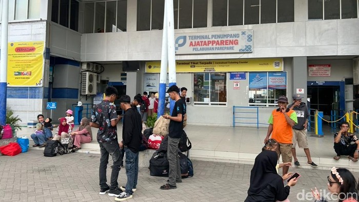 Penumpang memilih mudik lebih awal melalui Pelabuhan Nusantara Parepare, Sulawesi Selatan (Sulsel).