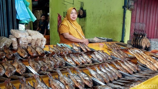 Penjualan Ikan Asap di Pasuruan Meningkat saat Ramadan