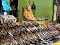 Penjualan Ikan Asap di Pasuruan Meningkat saat Ramadan