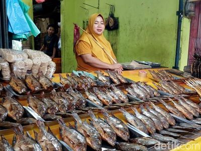 Penjualan Ikan Asap di Pasuruan Meningkat saat Ramadan