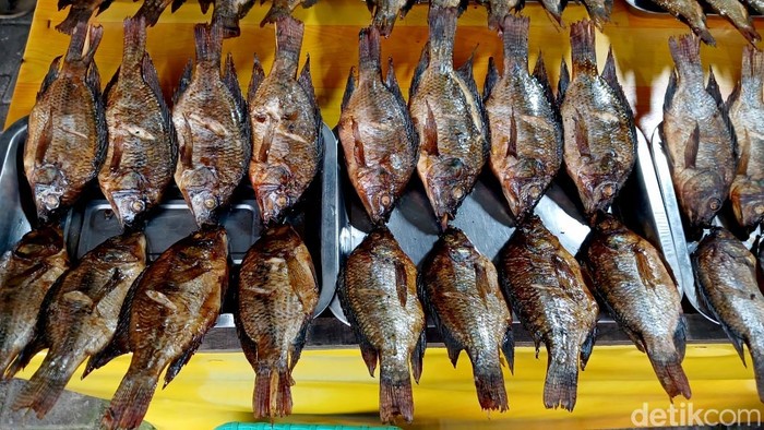 Pasar Ikan asap di Beji, Pasuruan