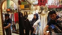 Pasar Koja Baru mulai ramai oleh warga yang berbelanja baju lebaran, Rabu (19/3/2025).