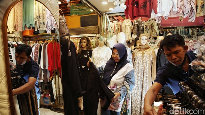 Lebaran tinggal sebentar lagi, warga mulai ramai berbelanja baju untuk lebaran. Seperti terlihat di Pasar Koja Baru, Jakarta Utara, Rabu (19/3/2025).
