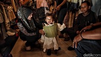 Warga mulai berbelanja kebutuhan lebaran mulai dari gamis, hijab hingga makanan.
