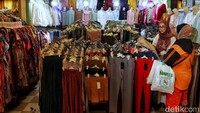 Di pasar itu, baju lebaran dibanderol dengan harga mulai dari Rp 50 ribu-Rp 300 ribu.