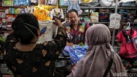 Beberapa pembeli sedang melakukan tawar-menawar pakaian lebaran di salah satu kios.