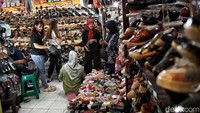 Tidak hanya baju, warga juga memburu sandal dan sepatu di pasar tersebut.