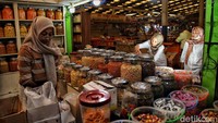 Aneka makanan ringan juga diserbu warga. Biasanya makanan ringan itu akan disuguhkan pada hari raya Idul Fitri.