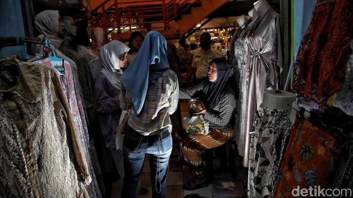 Pasar Koja Baru Mulai Ramai Warga Berburu Baju Lebaran Lebaran tinggal sebentar lagi, warga mulai ramai berbelanja baju untuk lebaran. Seperti terlihat di Pasar Koja Baru, Jakarta Utara, Rabu (19/3/2025).