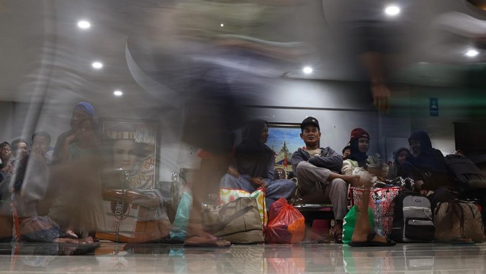 Ratusan pemudik mengantre untuk naik ke atas kapal di Pelabuhan Soekarno Hatta Makassar, Sulawesi Selatan, Selasa (18/3/2025). Sebanyak 3.235 pemudik berangkat dari pelabuhan tersebut menuju Surabaya, Jawa Timur menggunakan KM Gunung Dempo dan KM Ciremai pada Selasa (18/3) untuk mudik Idul Fitri 1446 H. ANTARA FOTO/Arnas Padda/foc.