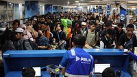 Para pemudik berangkat menuju Surabaya, Jawa Timur menggunakan KM Gunung Dempo dan KM Ciremai untuk mudik Idul Fitri 1446 H.   