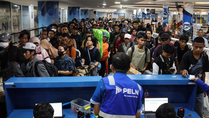 Ratusan pemudik mengantre untuk naik ke atas kapal di Pelabuhan Soekarno Hatta Makassar, Sulawesi Selatan, Selasa (18/3/2025). Sebanyak 3.235 pemudik berangkat dari pelabuhan tersebut menuju Surabaya, Jawa Timur menggunakan KM Gunung Dempo dan KM Ciremai pada Selasa (18/3) untuk mudik Idul Fitri 1446 H. ANTARA FOTO/Arnas Padda/foc.