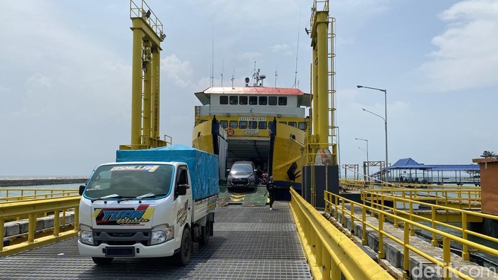 Pelabuhan Tanjung Kalian Mentok, Bangka Barat.