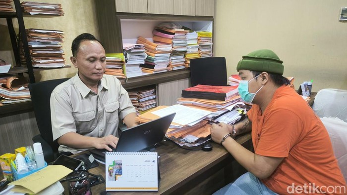 Pelaku saat diperiksa di Polres Gresik
