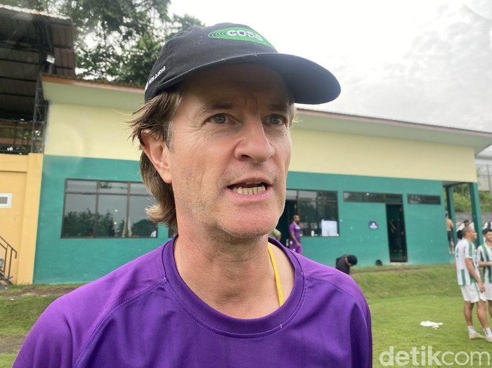 Pelatih PSS Sleman, Pieter Huistra di Lapangan Pakembinangun, Sleman, Rabu (19/3/2025).