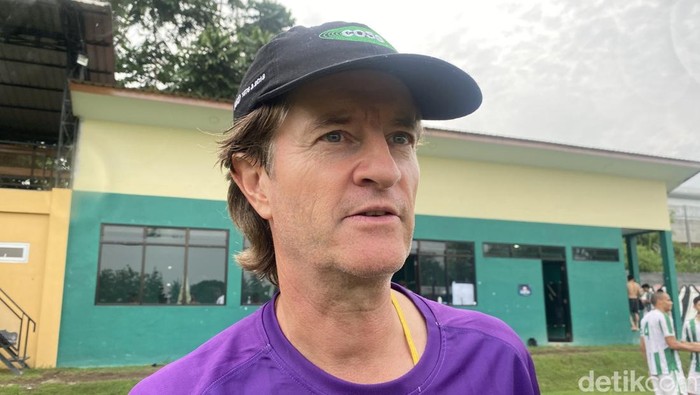 Pelatih PSS Sleman, Pieter Huistra di Lapangan Pakembinangun, Sleman, Rabu (19/3/2025).