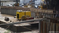 Warga berharap proyek turap ini cepat selesai.
