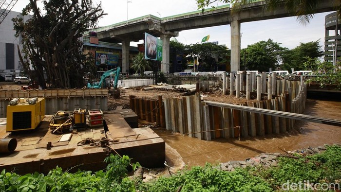 Pembangunan turap kali pesanggrahan ITC Cipulir terus dikebut. Hal ini bertujuan untuk meminimalkan dampak banjir di kawasan tersebut.