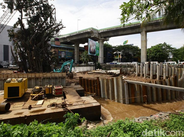 Pembangunan Turap Kali Pesanggrahan ITC Cipulir Terus Dikebut