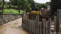 Pembangunan turap bertujuan untuk meminimalkan dampak banjir di kawasan tersebut.