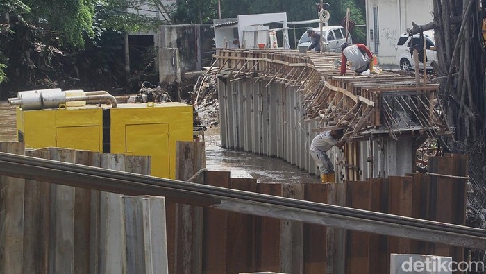 Pembangunan turap kali pesanggrahan ITC Cipulir terus dikebut. Hal ini bertujuan untuk meminimalkan dampak banjir di kawasan tersebut.