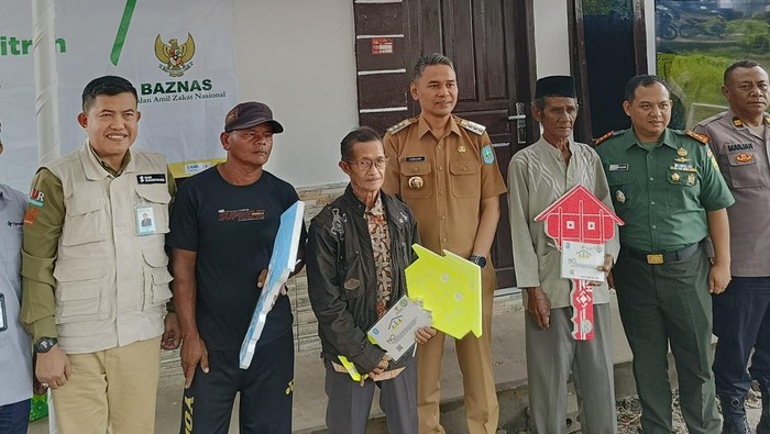 Pemimpin Bagian Strategic PR, Media Relation & CSR Divisi Sekretaris Perusahaan Bank Sumsel Babel, Taufiq Hidaya resmikan dan Serah Terima RTLH