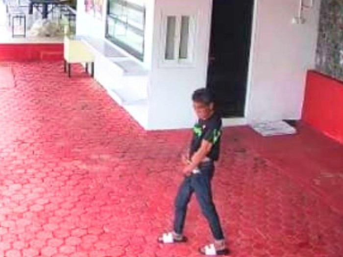 Penampakan pria tak dikenal bakar terpal hingga lumuri kotoran manusia ke pintu kafe