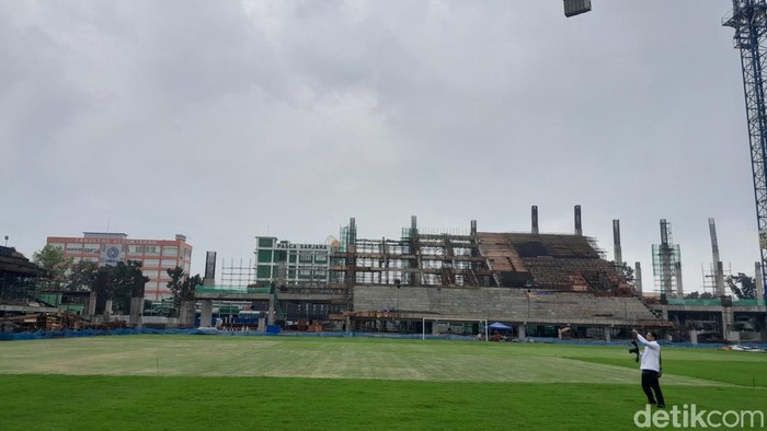 Penampakan progres revitalisasi Stadion Teladan Medan saat ditinjau Wamen PU Diana Kusumastuti. (Nizar Aldi/detikSumut)