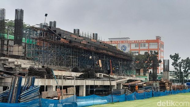 Penampakan progres revitalisasi Stadion Teladan Medan saat ditinjau Wamen PU Diana Kusumastuti. (Nizar Aldi/detikSumut)
