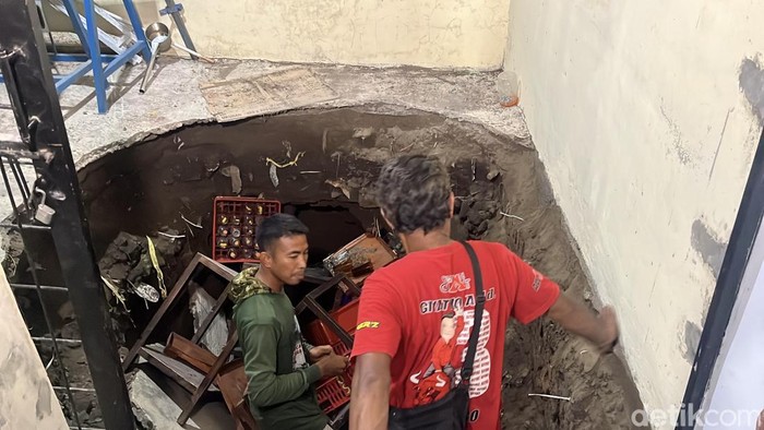 Penampakan ruangan yang ambles di bantaran Kali Pepe, Solo, Rabu (19/3/2025).