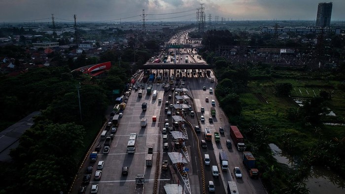 Sejumlah kendaraan melaju untuk memasuki gerbang Tol Cikupa, Kabupaten Tangerang, Banten, Selasa (18/3/2025). Polda Banten akan menerapkan rekayasa lalu lintas dengan sistem ganjil genap di ruas Jalan Tol Cikupa menuju Merak selama empat hari pada 27-30 Maret 2025 untuk memperlancar lalu lintas kendaraan selama periode arus mudik Idul Fitri 1446 Hijriah. ANTARA FOTO/Putra M. Akbar/foc.