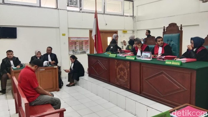 Pengendar narkoba di Palembang tertunduk lesu usai dituntut JPU 11 tahun penjara.