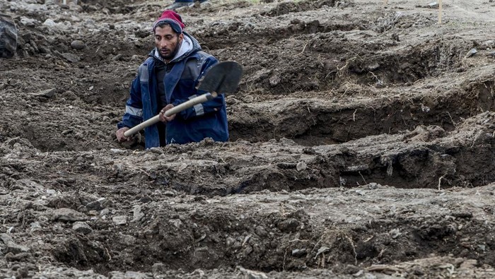 Workers dig graves for the victims of a massive nightclub fire in the town of Kocani, North Macedonia, Tuesday, March 18, 2025. (AP Photo/Visar Kryeziu)