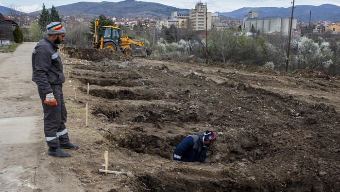 Penggalian Kuburan Massal Korban Kebakaran Kelab Malam di Makedonia Utara Workers dig graves for the victims of a massive nightclub fire in the town of Kocani, North Macedonia, Tuesday, March 18, 2025. (AP Photo/Visar Kryeziu)
