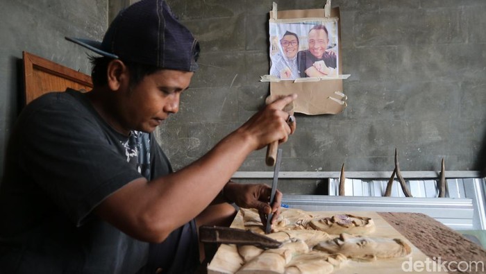 Heru Suprayitno pengukir wajah tiga dimensi asal Desa Medini, Kecamatan Jati, Kabupaten Kudus, Rabu (19/3/2025).
