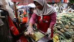 Penjual Nanas Raup Cuan Saat Ramadan