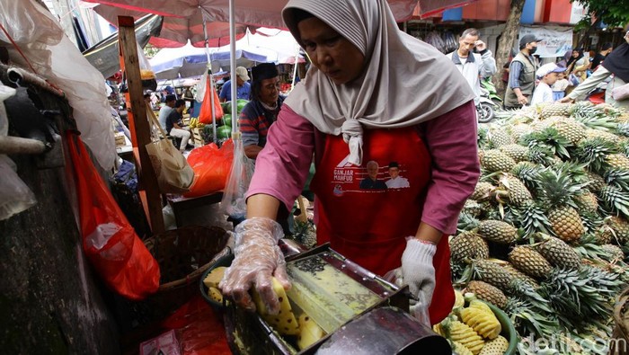 Penjual Nanas Raup Cuan Saat Ramadan Para penjual buah nanas melayani pembeli di Pasar Kebayoran, Jakarta Selatan, Rabu (19/3/2025).