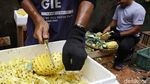 Penjual Nanas Raup Cuan Saat Ramadan